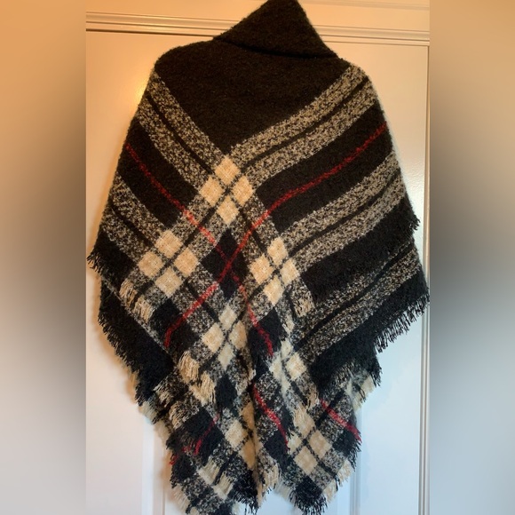 NWT STUNNING SOFT PLAID CAPE W/LEATHER & BONE BUTTONS. ONE SIZE FTS MOST. - Picture 2 of 7